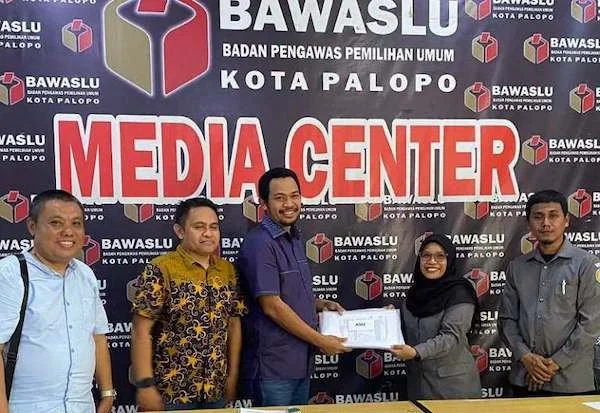 Farid Wajdi (kedua kiri) dan Nursari menjadi kuasa hukum Trisal-Ome saat mengajukan permohonan sengketa proses pilkada kepada Bawaslu. Foto ist