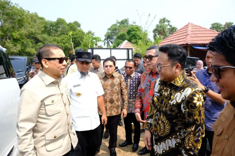 Pelaksana Tugas (Plt) Bupati Gowa, Darmawangsyah Muin saat bertemu Menteri Kebudayaan RI, Fadli Zon dalam Peletakan Batu Pertama Revitalisasi Benteng Rotterdam (Dok: Ist)