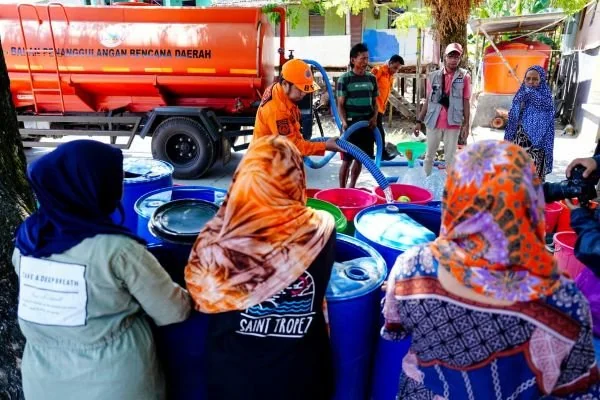 Warga Kalosi Maros terima bantuan air bersih (Dok: Ist)