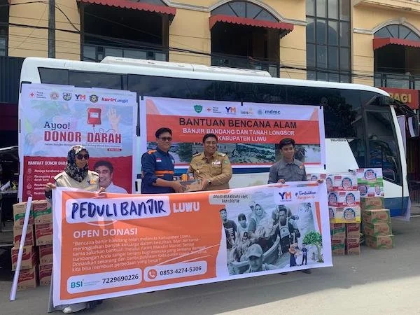 Chaidir Syam bersama 4 lembaga menyalurkan bantuan kepada korban bencana, Senin (6/5). Foto : Andi Yusril Natsir.
