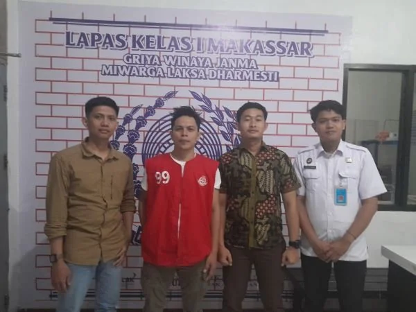 Tim Tangkap Buron (Tabur) Kejaksaan Negeri (Kejari) Makassar DPO terpidana kasus penggelapan Hamsari Aswar (pakai rompi).