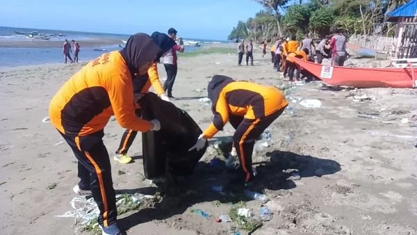 Jajaran Polres Jeneponto saat bergotong royong melakukan aksi bersih-bersih sampah di pesisir Pantai Bonto Ujung, Desa Bonto Ujung, Kecamatan Tarowang, Kabupaten Jeneponto, Sulawesi Selatan  (Dok : Ist).