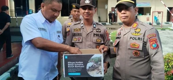 Personel Polresta Mamuju saat menggalang dana untuk korban bencana Sumatera (dok:ist)