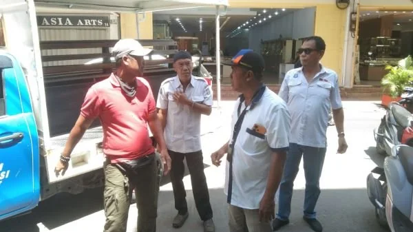 Tim Reaksi Cepat (TRC) PD Parkir Makassar saat menegur jukir (Dok : Ist).