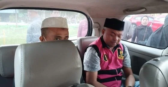 Mantan Kabag Perencanaan dan Keuangan, Abd Rasyid dan mantan Bendahara Pengeluaran Setda Pemkab Jeneponto, Mohammad Irfan Syarif saat akan digiring ke Rutan kelas IIB Jeneponto. Foto (Ullah).