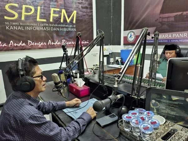 Anggota Bawaslu Sulsel, Saiful Jihad saat menjadi narasumber dalam acara Radio Talkshow Bawaslu Bulukumba (Dok : Ist).