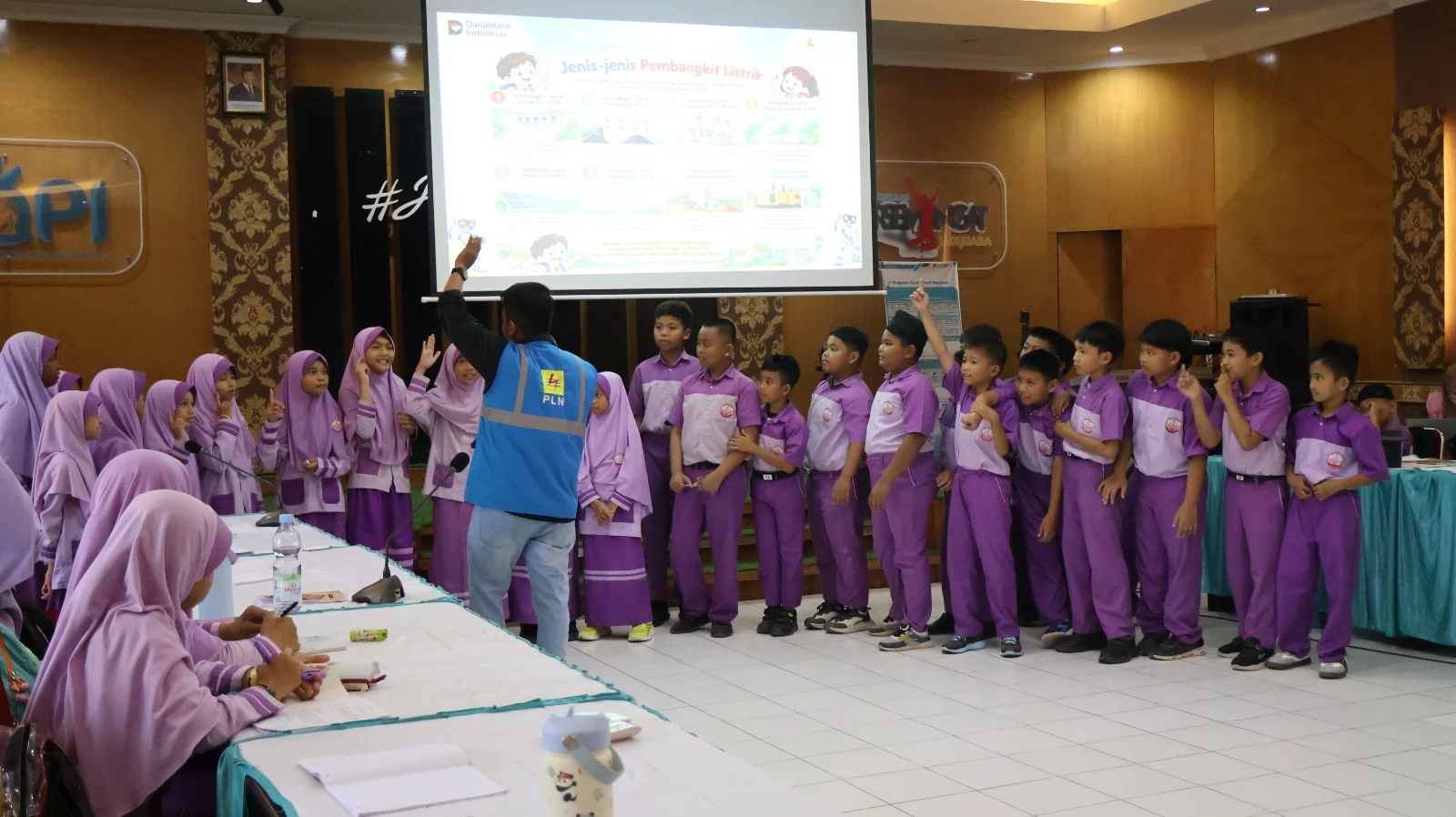 PLN UP3 Pinrang mendukung pembelajaran generasi muda sekaligus memperkenalkan pengetahuan kelistrikan sejak usia sekolah (Dok: Ist)