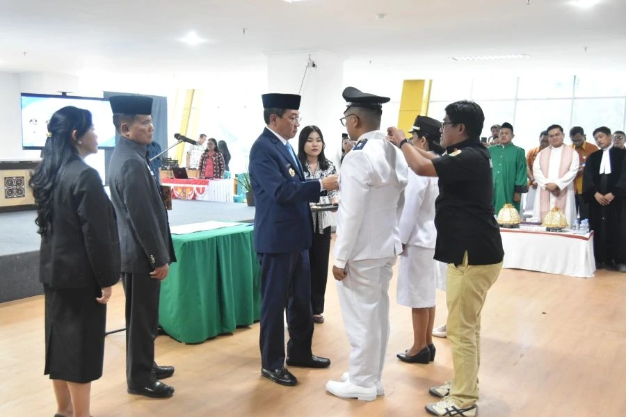 Bupati Toraja Utara Frederik Victor Palimbong saat melantik sejumlah pejabat di lingkungan Pemkab Toraja Utara (Dok. Ist)