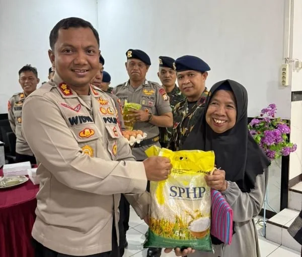 HUT Ke-80 Korps Brimob, Polres Jeneponto Bagikan Sembako ke Warga Kurang Mampu. Dok. Ist