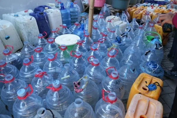 Antrean saat menunggu distribusi air bersih dari BPBD (Dok: KabaMakassar)