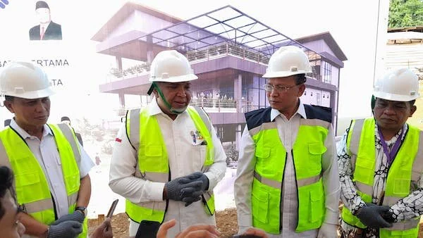 Wakil Menteri Ketenagakerjaan RI, Afriansyah Noor dan Pj Sekretaris Provinsi Sulsel, Andi Darmawan Bintang di BBPVP Makassar, Rabu (07/08) (Dok: Nofi KabarMakassar)