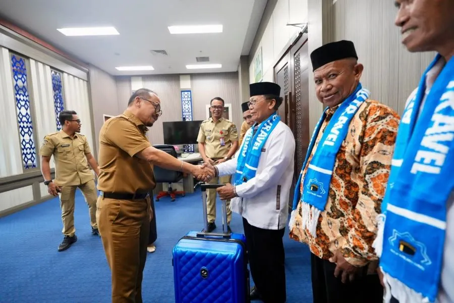 Gubernur Sulbar bersama lima imam masjid di Mamuju yang diberikan umrah gratis (Dok: Ist)
