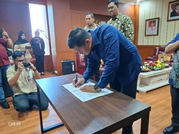 Bupati Bantaeng bersama Forum Koordinasi Pimpinan Daerah (Forkopimda) dan unsur terkait melaksanakan penandatanganan berita acara kesepakatan bersama. (Dok: Ist)
