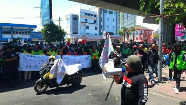 Driver ojol di Makassar lakukan aksi didepan gedung sementara DPRD Sulsel (Dok: KabarMakassar)