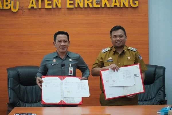 Penandatanganan perjanjian kerja sama dan nota kesepakatan dengan Pemerintah Kabupaten Enrekang terkait pembentukan produk hukum daerah (Dok : ist).