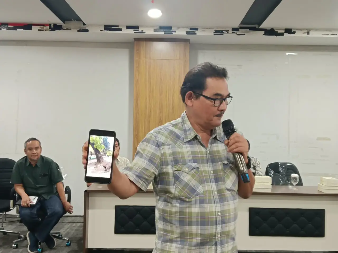 Ahli arborikultur sekaligus praktisi arsitektur lanskap, Rully Wijaya, saat menampilkan sejumlahpohon tua yang miring mencapai 40,1 derajat (Dok: Sinta KabaMakassar)