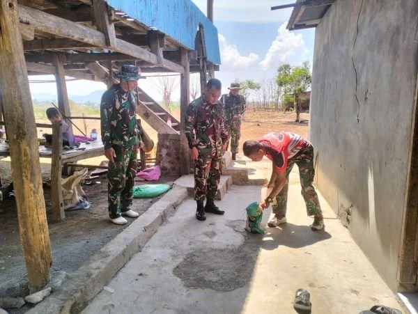 Dansatgas TMMD Kodim 1425 Jeneponto, Letkol Inf Muhammad Amin bersama  Kapten Cpl Sahabuddin  Lettu Inf Muhammad Amin, serta Pasi Ter Letda Cba Hasanuddin saat melakukan peninjauan akses pengeboran 5 titik lokasi sumur bor di Dusun Bado Pangkayya, Desa Tu