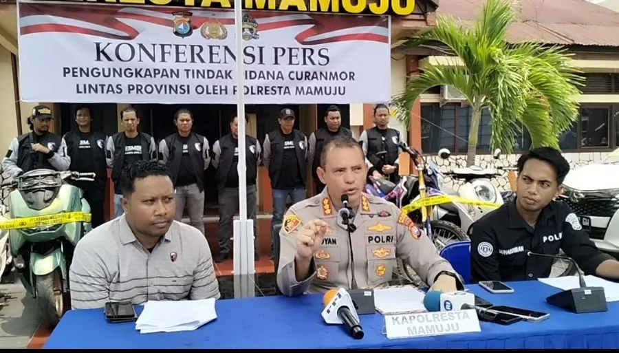 Kapolresta Mamuju bersama Kasatreskrim Polresta Mamuju saat menggelar konferensi pers pengungkapan kasus curanmor (Dok: Muh Rizaldy Andi Djemmang KabarMakassar)
