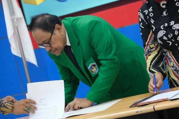 Penandatanganan Kontrak Pendanaan Penelitian dan Pengabdian Kepada Masyarakat dilakukan langsung oleh Kepala LLDIKTI Wilayah IX Dr. Andi Lukman dan Rektor UMI Prof. Hambali Thalib (Dok : Ist).