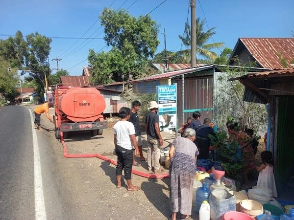 Tim TRC Pusdalops PB BPBD saat dustribusikan ribuan liter air bersih kepada masyarakat di perkampungan Balandangang, Kelurahan Tonro Kassi Timur, Kecamatan Tamalatea, Jeneponto. (Foto/Ist).