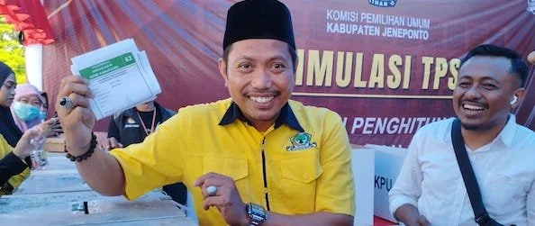 Ketua Organisasi Dewan Pimpinan Daerah (DPD)Partai Golkar Jeneponto, Sudirman Sappara saat mengikuti Simulasi pencoblosab yang digelar KPU di Lapangan Pastur. (ullah).