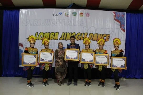 Pemkab Gowa meraih 6 penghargaan di Bidang Bangga Kencana dari BKKBN pada Peringatan Hari Keluarga Nasional (Dok : Ist).