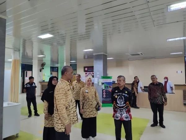 Pjs Bupati Muhammad Rasyid meninjau langsung pelayanan di RSUD Andi Sulthan Daeng Radja (Dok : Ist).