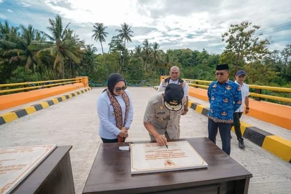 Gubernur Sulbar Suhardi Duka saat menandatangani prasasti jembatan Nipa-Nipa (dok:ist)
