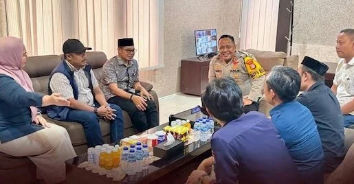 Ketua KPU Jeneponto, Asming. S bersama jajarannya saat menemui Kapolres Jeneponto AKBP Haryo Basuki. (Ist).