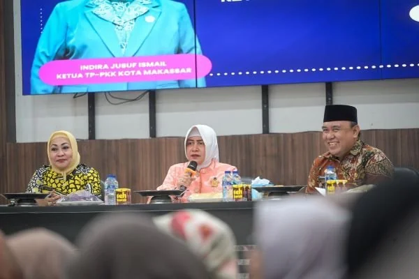 Ketua TP PKK Kota Makassar, Indira Yusuf Ismail, memimpin Rapat Koordinasi Lomba Kelurahan Terpadu yang berlangsung di Aula Kantor Kecamatan Manggala.