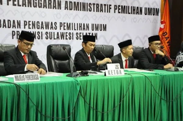 Sidang Bawaslu di ruang sidang perdana administrasi dugaan pelanggaran rekapitulasi tingkat provinsi.