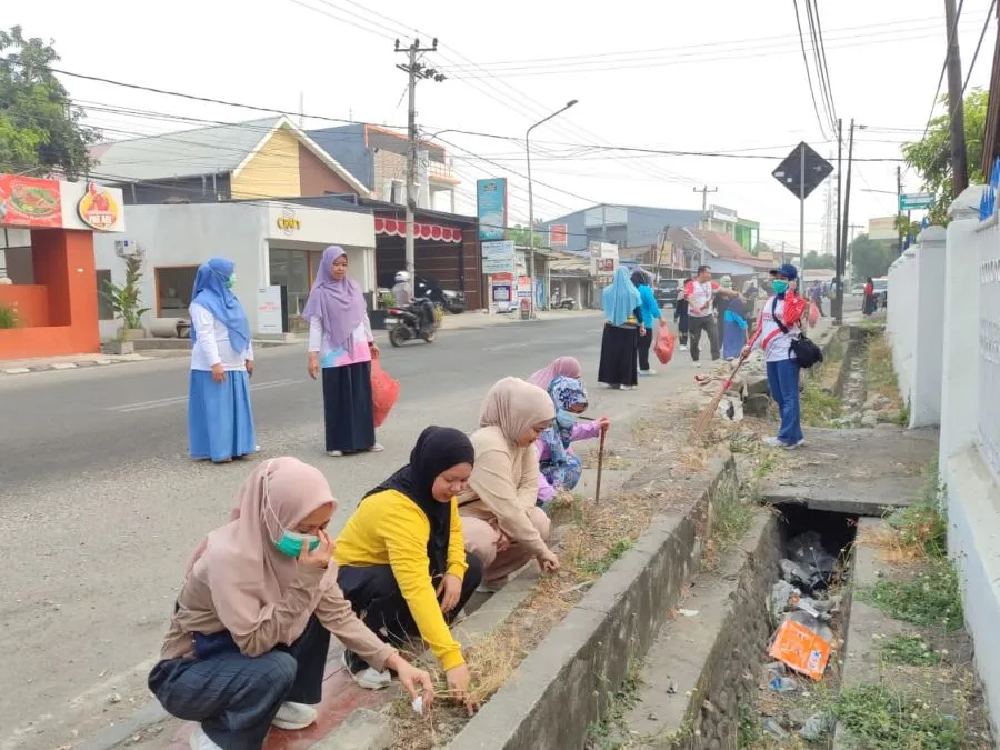 Pegawai RSUD H. Andi Sulthan Dg. Radja Bulukumba melakukan aksi bersih-bersih lingkungan di sepanjang Jalan Jenderal Sudirman, Kabupaten Bulukumba (Dok: Ist)