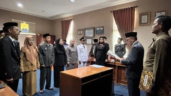 Sekretaris Daerah Bantaeng, H. Abdul Wahab saat melantik dan mengambil sumpah Jabatan Pejabat Administrator dan Pejabat Pengawas (Dok : Ist).