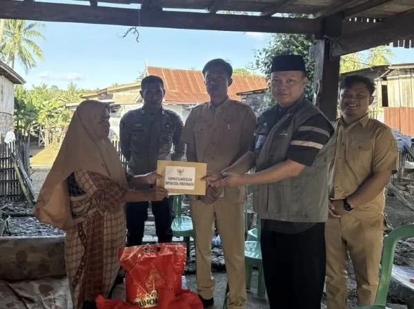 Keluarga korban Hatta Dg Manessa (71) menerima bantuan dari Pemerintah Provinsi Sulawesi Selatan (Dok: Ist)