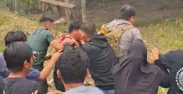 Binmas Saletto saat mengamankan pelaku dari amukan massa (Dok : Ist).
