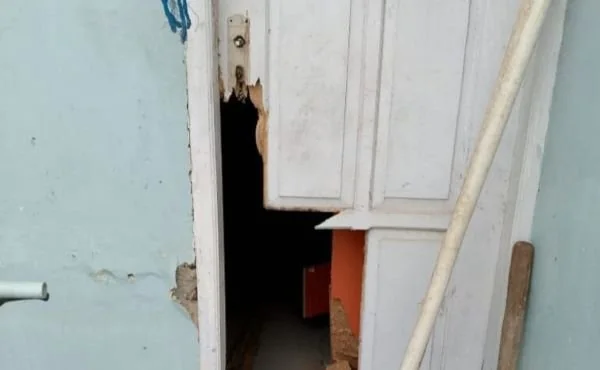 Kondisi pintu rumah korban usai dibobol maling (Dok : Ist).