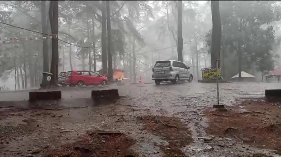 Tangkapan layar dari video hujan yang mengguyur kawasan wisata Malino, Kabupaten Gowa (Dok: Ist)