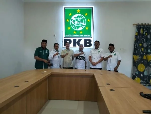 Politisi partai Golkar, Abdillah Natsir bakal maju sebagai bakal calon Bupati Pinrang menyusul mengambil formulir penjaringan calon kepala daerah (cakada) di sekretariat Partai Kebangkitan Bangsa (PKB) Kabupaten Pinrang, Sulawesi Selatan, Jumat (26/4).