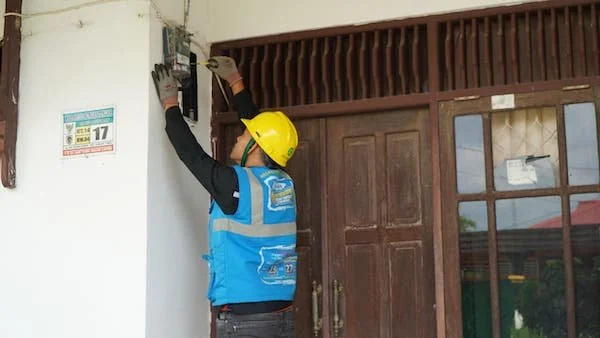 Ilustrasi petugas PLN saat melakukan Tambah Daya (Dok: Ist).