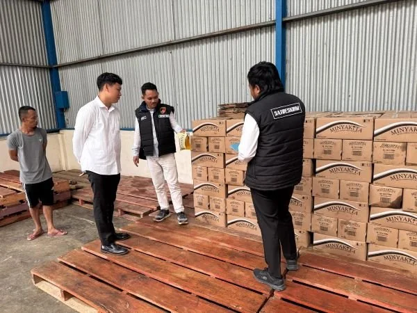 Unit Tipidter Satuan Reskrim Polres Majene saat melaksanakan pemantauan di Gudang Bulog Kabupaten Majene (Dok : Ist).