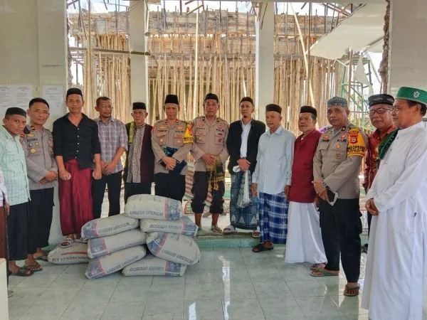 Wakapolres Sinjai Kompol Tamar bersama beberapa perwira menyerahkan bantuan 11 zak semen untuk pembangunan masjid (Dok : Ist).