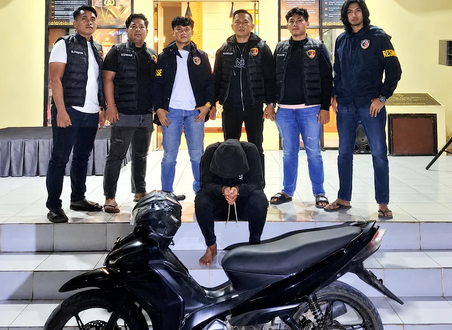 Tim URC Resmob Satreskrim Polres Toraja Utara mengamankan terduga pelaku pencurian sepeda motor berinisial TOT alias OK (34) di wilayah Rantepao, Toraja Utara, Sabtu (17/10/2026) malam. (Foto: Dok. Polres Toraja Utara)