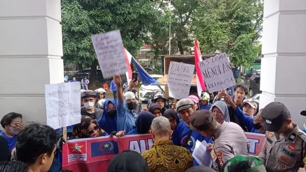Aliansi PKL Gruduk DPRD Kota Makassar (Dok: KabarMakassar).
