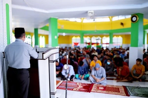 Kepala Lapas Kabupaten Bulukumba, Sulawesi Selatan Mut Zaini, memberikan Kultum Siang Ramadan 1445 hijriah/2024 kepada para napi atau warga binaan di Masjid Babut Taubah Lapas Bulukumba, Selasa (12/3).