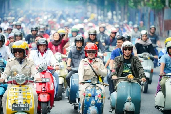 Gubernur dan Wagub Sulsel Kompak Naik Vespa. Dok. Ist
