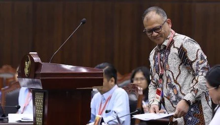 Khairul Munadi dari Kementerian Pendidikan Tinggi, Sains, dan Teknologi Menyampaikan Keterangan pada sidang lanjutan uji Undang-Undang Nomor 17 Tahun 2023 tentang Kesehatan, Senin (10/11)