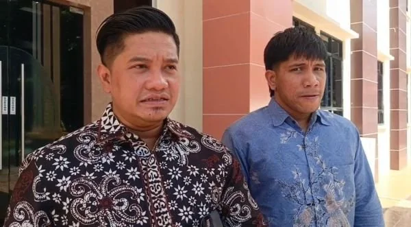 Hendrik, Kuasa Hukum Sulistio Ningrum, saat mendatangi Kantor PN Jeneponto. (Dok: Ist)