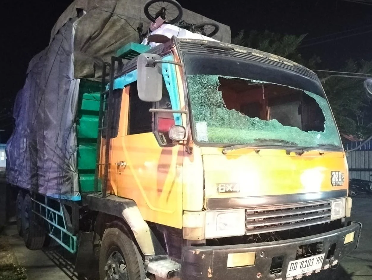 Satu Mobil Truk Roda 6 Kaca Depan Pecah ( ist)