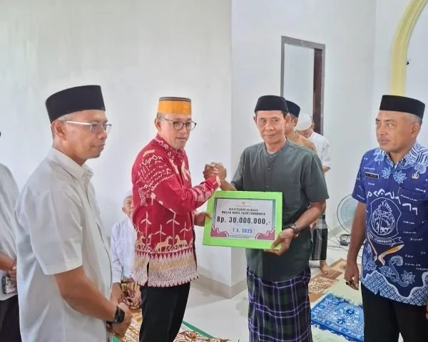 Bupati Jeneponto, Paris Yasir saat memberikan bantuan hibah ke salah satu Masjid (Dok : Ist).