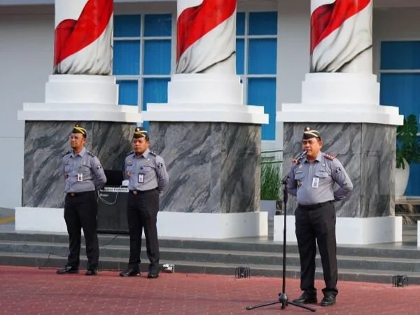 Kepala Kantor Wilayah Kementerian Hukum dan HAM Sulawesi Selatan, Taufiqurrakhman saat apel pagi pegawai Kanwil Sulsel di Lapangan Apel Kanwil Setempat (Dok : Ist).